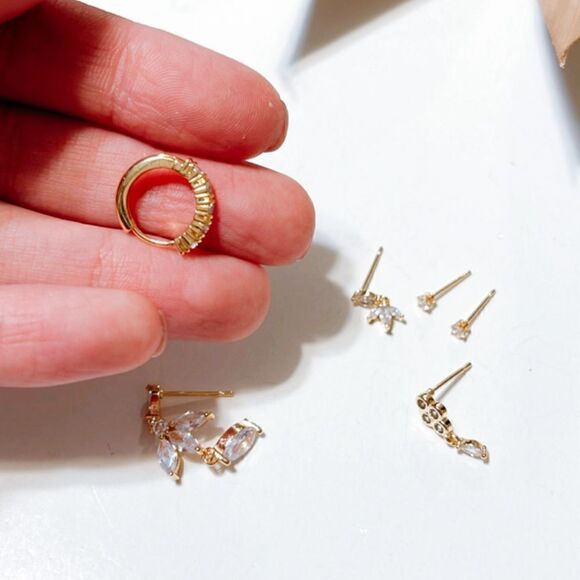 Gold diamond stud earrings S309 - Picture 4 of 4